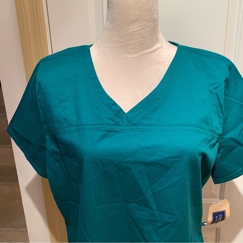CHEROKEE. NWT. Workwear. Scrub Top. Three front pockets.Teal color. Core…